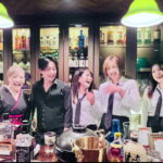 小作のスナック「Salon de Bon chic」のカウンターで笑顔で接客するママとスタッフ一同