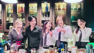 小作のスナック「Salon de Bon chic」のカウンターで笑顔で接客するママとスタッフ一同