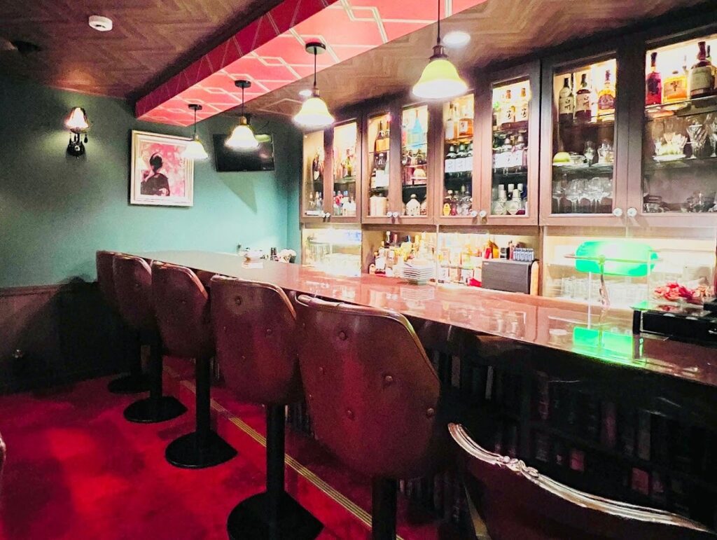 落ち着いたモダンな内装が自慢の小作駅近くのスナック「Salon de Bon chic」のカウンター席